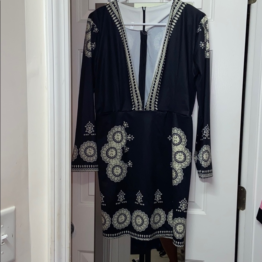 Plunge neck line nwot form fits the body